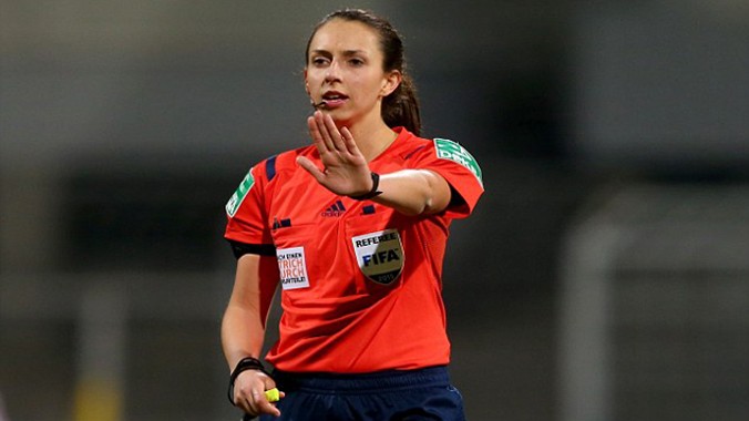 Marija Kurtes, nữ trọng tài mắc sai lầm sơ đẳng dẫn đến việc UEFA tổ chức lại trận đấu kéo dài 18 giây sau 5 ngày .Ảnh: Getty Images