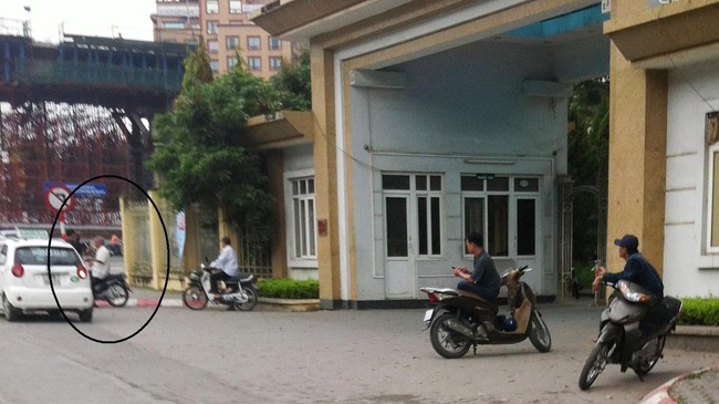 “Cò” GPLX đi xe đẹp ngồi dàn hàng tại cổng ra vào Sở GTVT Hà Nội. Trong ảnh: Một “cò” đang thỏa thuận giá với phóng viên (trong vai người đi đổi GPLX). Ảnh: Anh Trọng