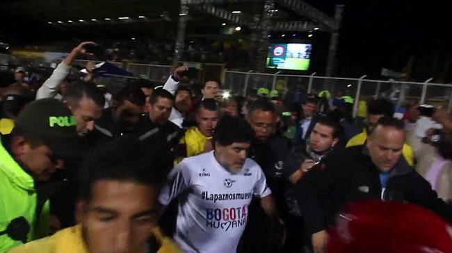 Maradona giữa vòng vây báo chí sau trận đấu từ thiện tại Bogota