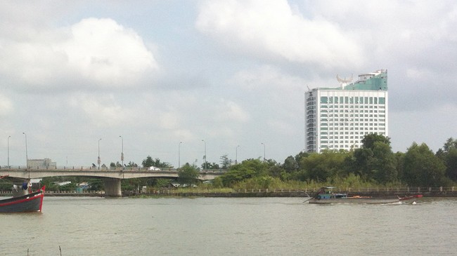 Khách sạn Mường Thanh Cần Thơ nhìn từ sông Cần Thơ. Ảnh: Sáu Nghệ