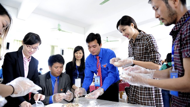Các đại biểu, thanh niên Việt Nam tham gia làm bánh sủi cảo