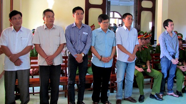 Các bị cáo Hoàn, Quyền, Huy, Quang, Mẫn, Thảo Thành tại phiên tòa (từ trái qua)