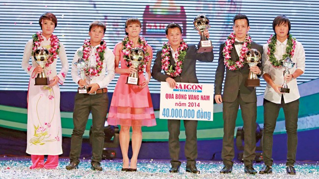 Thành Lương và Tuyết Dung (giữa) nhận danh hiệu Quả bóng vàng nam, nữ năm 2014. Ảnh: VSI