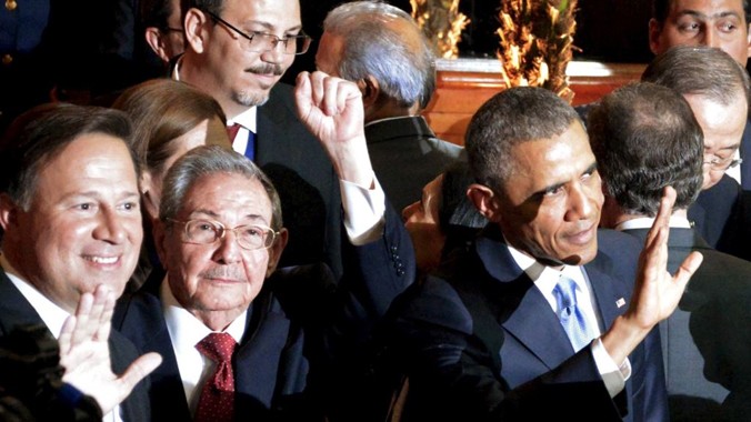 Hai nhà lãnh đạo Cuba và Mỹ đã có cuộc gặp lịch sử tại Panama. Ảnh: Getty Images