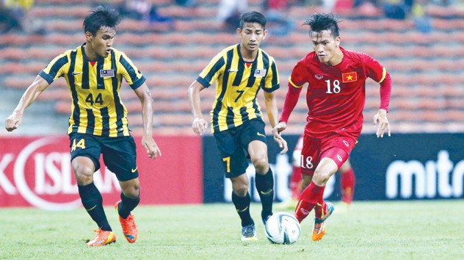 U23 Malaysia (trái) được các chuyên gia xác định là đối thủ chính tranh 1 trong 2 vé vào bán kết SEA Games 28 với U23 Việt Nam. Ảnh: VSI