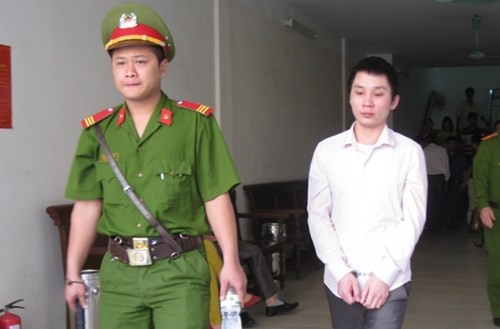 Bùi Ngọc Ninh (phải) lĩnh án 36 tháng tù.