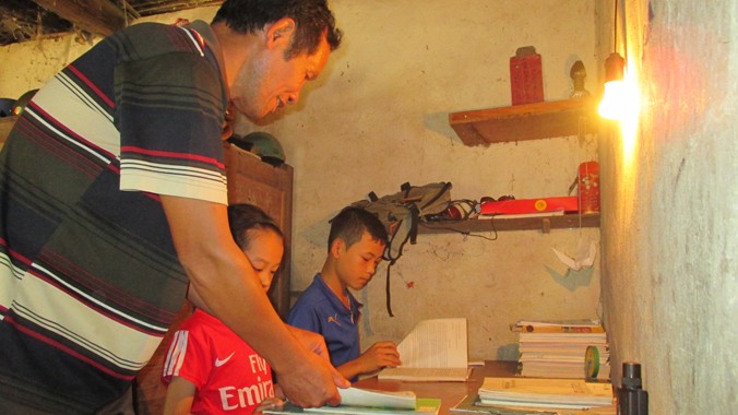 Vào 7h tối hằng ngày, sau khi nghe tiếng loa, trống, học sinh thôn Bình Sơn lại ngồi vào bàn học để học bài