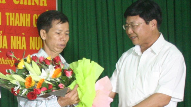 Ông Ngô Hồng Phúc, Phó Chánh Tòa phúc thẩm TAND Tối cao tặng hoa cho ông Nguyễn Thanh Chấn