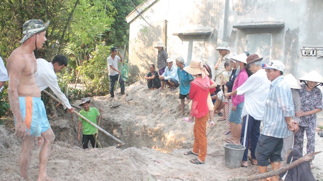 Người dân thôn Bình Túy đào bới, khai quật dấu vết địa đạo