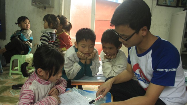 Các tình nguyện viên của dự án Help to Fly đang dạy tiếng Anh cho trẻ em nghèo làng chài Ngọc Sơn (Kiến An, Hải Phòng). Ảnh: Thúy An