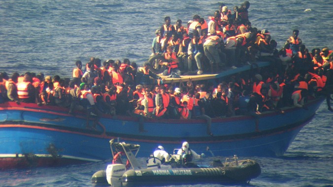 Một tàu chở quá tải người di cư được cứu hộ trên vùng biển Sicily của Ý. Ảnh: Guardian