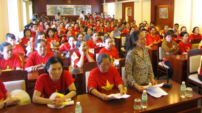 Bà Ngô Thị Bình (đứng), đại diện tiểu thương Chợ Đầm phát biểu ý kiến trong cuộc đối thoại