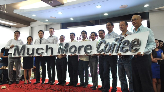 Đại diện Bayer và các thành viên chủ nhiệm Câu lạc bộ Chuyên gia Cà phê Bayer chụp hình lưu niệm cùng biểu tượng của giải pháp “Much More Coffee”