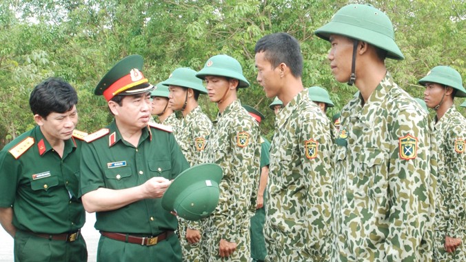 Thiếu tướng Đỗ Năng Tĩnh (thứ 2, trái sang) kiểm tra công tác đảm bảo hậu cần cho lực lượng luyện tập tại Sư đoàn 5, Quân khu 7. Ảnh: CTV