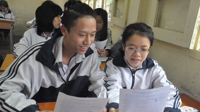 Thí sinh là học sinh Trường THPT Việt Đức (Hà Nội) kiểm tra lại hồ sơ đăng ký dự thi