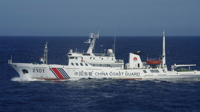 Tàu hải cảnh Trung Quốc từng dùng vòi rồng xua đuổi ngư dân Philippines khỏi bãi cạn Scarborough/Hoàng Nham. Ảnh: Philstar