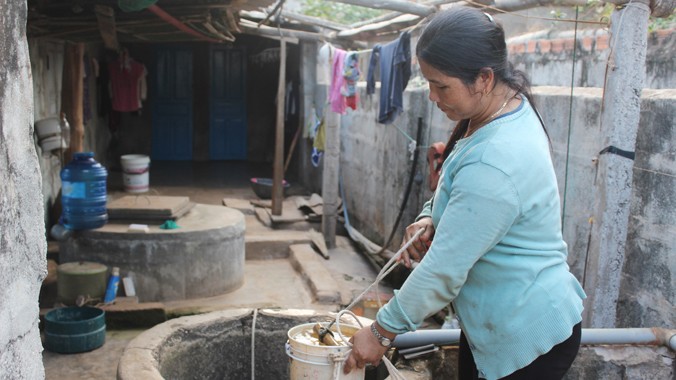 Bà Thơm với giếng nước nhiễm mặn là nguồn nước sinh hoạt của gia đình