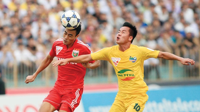 Thanh Hoá (phải) bỏ lỡ cơ hội vươn lên dẫn đầu V-League khi chia điểm với QNK Quảng Nam. Ảnh: VSI