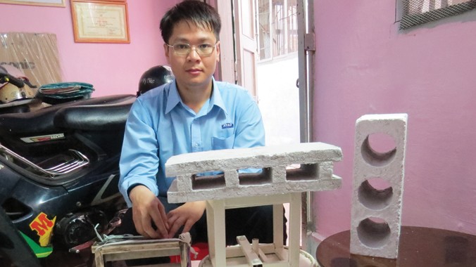 Nguyễn Cao Hoàng Sang cùng các dụng cụ chế tạo gạch từ giấy phế thải