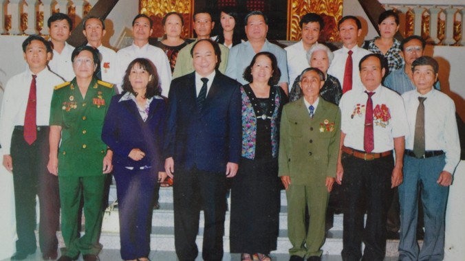 Ông Nghệ (thứ 2 trái sang) chụp ảnh cùng Phó Thủ tướng Chính phủ Nguyễn Xuân Phúc trong một lần ra thăm Hà Nội