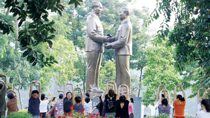 Tượng Bác Hồ-Bác Tôn được đặt trong khuôn viên công viên Thống Nhất
