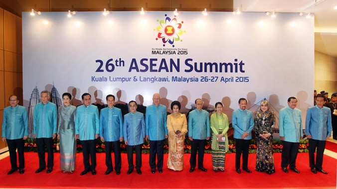 Trong khuôn khổ Hội nghị cấp cao ASEAN lần thứ 26, tối 26/4, tại Kuala Lampur, Thủ tướng Nguyễn Tấn Dũng dự tiệc chiêu đãi do Thủ tướng Malaysia Najib Razak cùng phu nhân chủ trì. Trong ảnh: Các trưởng đoàn và phu nhân chụp ảnh chung. Ảnh: TTXVN