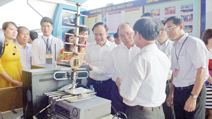 Phó Thủ tướng Nguyễn Xuân Phúc (thứ hai hàng đầu từ phải qua) và lãnh đạo thành phố Hà Nội thăm gian trưng bày về hoạt động KHCN của Hà Nội tại triển lãm kỷ niệm 60 năm giải phóng Thủ đô