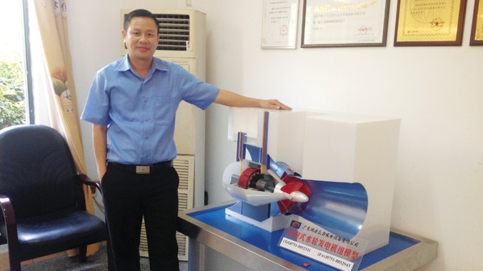 Nguyễn Duy Thành cạnh mô hình máy phát