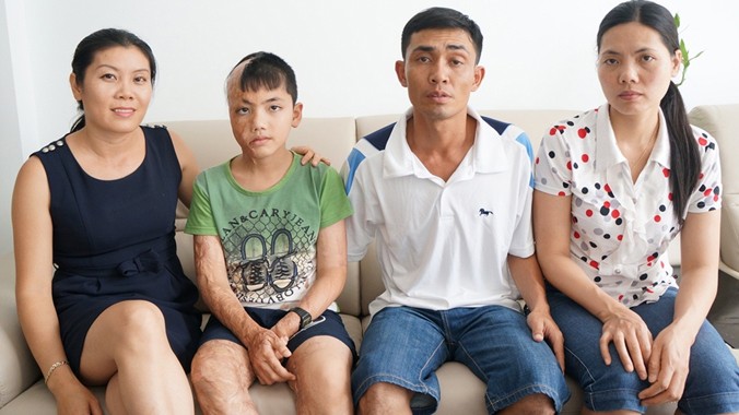 Chị Phạm Thị Hằng (bìa trái) cùng gia đình cháu Đào Ngọc Minh