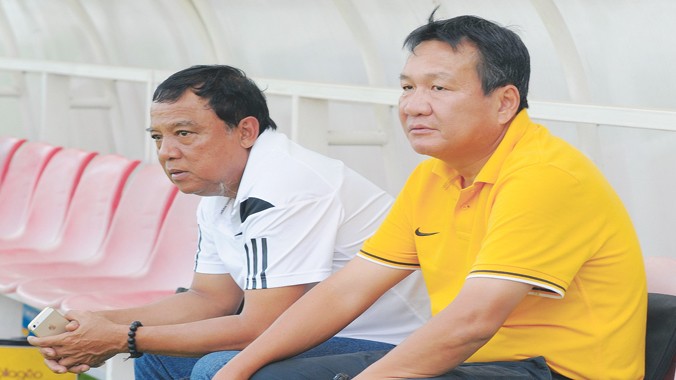 HLV Hoàng Văn Phúc (phải) thất vọng khi QNK Quảng Nam của ông để chủ nhà HAGL gỡ hoà phút cuối cùng trận đấu. Ảnh: VSI