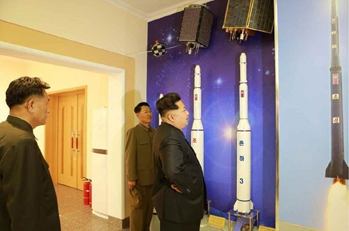 Ông Kim Jong-un thăm trung tâm chỉ huy và điều khiển vệ tinh. Ảnh: Yonhap