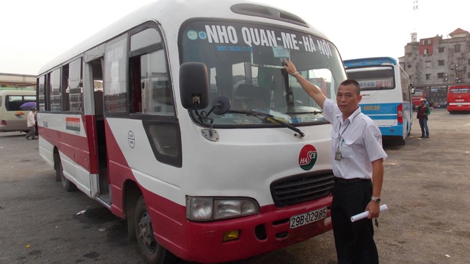 Với lỗi chở quá số người, xe 29B-02985 của Xí nghiệp Xe khách Nam chạy Giáp Bát - Ninh Bình bị lập biên bản đình tài chiều 4/5. Ảnh: T.Đảng