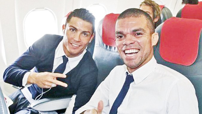 Ronaldo (trái) và Pepe vui vẻ trên chuyến bay tới Turin chuẩn bị cho trận bán kết lượt đi gặp Juventus. Ảnh: Instagram