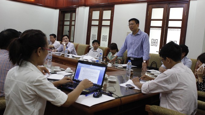 Họp bàn giải pháp cho trẻ nhiễm chì ở Đông Mai sáng 7/5. Ảnh: Nguyễn Hoài