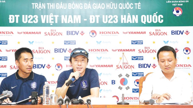 HLV Sin Tae Yong (giữa) khẳng định U23 Hàn Quốc không đến Hà Nội để du lịch và sẽ quyết thắng U23 Việt Nam. Ảnh: VSI