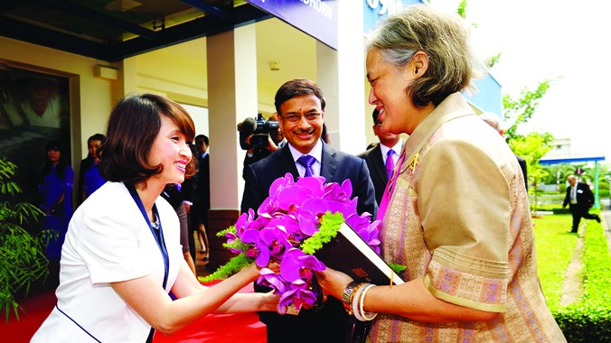 Chủ tịch JV Raman và Phó Chủ tịch Nhân sự Nguyễn Tâm Trang của Unilever VN chào đón Công chúa