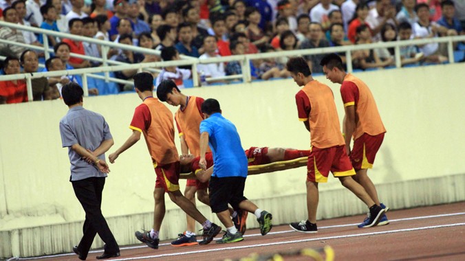Nhiều tuyển thủ U23 Việt Nam phải rời sân trên cáng trong trận đấu giao hữu với U23 Hàn Quốc cuối tuần qua. Ảnh: VSI