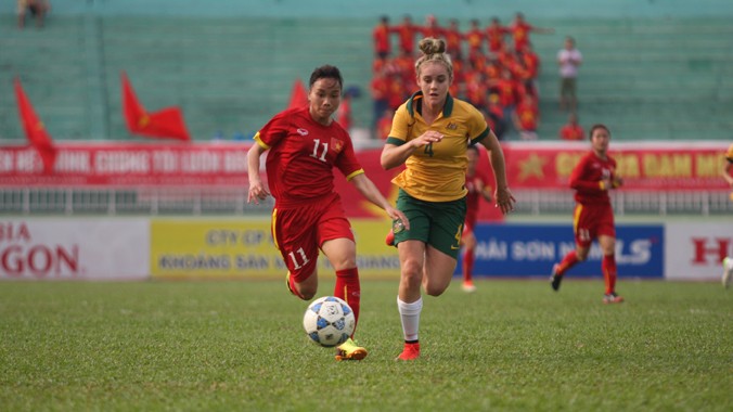 Các cầu thủ nữ Việt Nam thường gặp bất lợi trong các cuộc đua tốc độ với cầu thủ U20 Australia. Ảnh: T.Thế