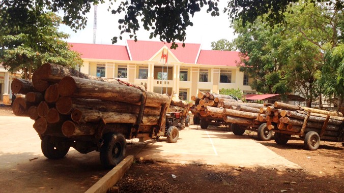 6 xe chở gỗ tại UBND xã IaLe (huyện Chư Pứh)