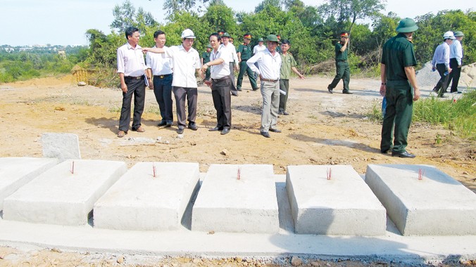Đoàn kiểm tra thực tế của UBND TP Đà Nẵng và QK 5 trước 10 ngôi mộ bị xúc nhầm được quy tập