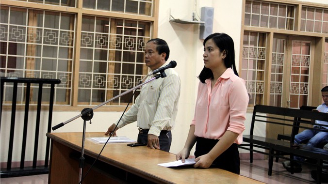 Ông Mạc Thanh Sơn (đại diện nguyên đơn) và bà Nguyễn Thị Yến Vy (đại diện bị đơn) tại phiên tòa