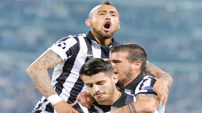 Tiền đạo Juventus, Alvaro Morata (đầu tiên) không ăn mừng sau khi ghi bàn vào lưới đội bóng cũ ở trận lượt đi tại Turin. Ảnh: ANSAT