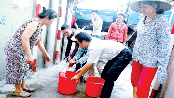 Khu Định Công (Hoàng Mai-Hà Nội) đã mất nước gần 2 tháng nay, vừa được xe cấp phát nước