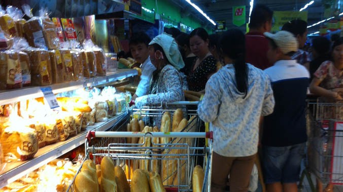 Lộn xộn mua bánh mì tại siêu thị