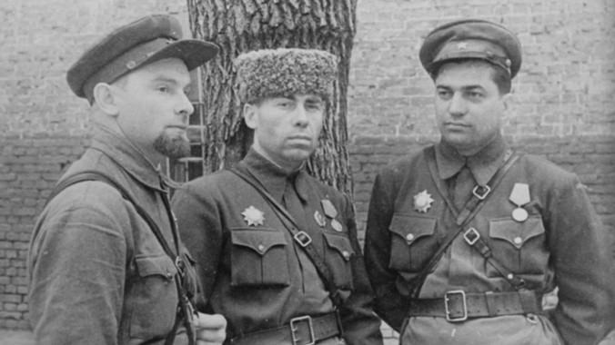 A.Phedorov (giữa) tác giả cuốn “Tỉnh ủy bí mật” trong thời kỳ chiến tranh