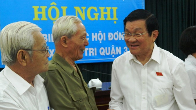 Chủ tịch nước Trương Tấn Sang tiếp xúc cử tri quận 3. Ảnh: Huy Thịnh