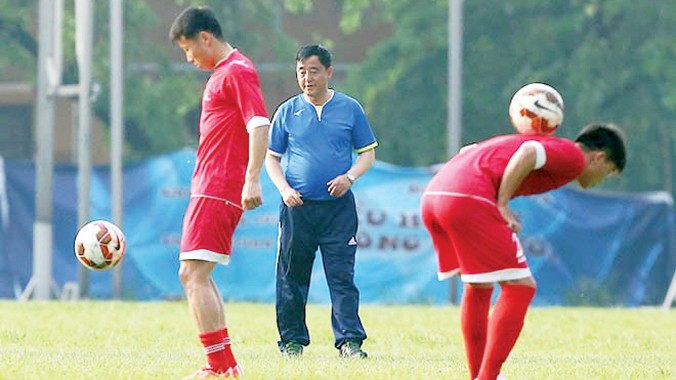 HLV Kim Chang Bok (áo xanh) chỉ đạo ĐT Triều Tiên tập luyện