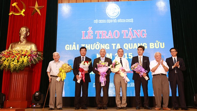 Phó Thủ tướng Chính phủ Vũ Đức Đam, GS Hoàng Tụy, GS.VS Nguyễn Văn Hiệu tặng hoa cho các nhà khoa học nhận giải năm nay