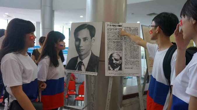 Ảnh tư liệu về quan hệ Việt Nga thu hút sự chú ý của học sinh, sinh viên