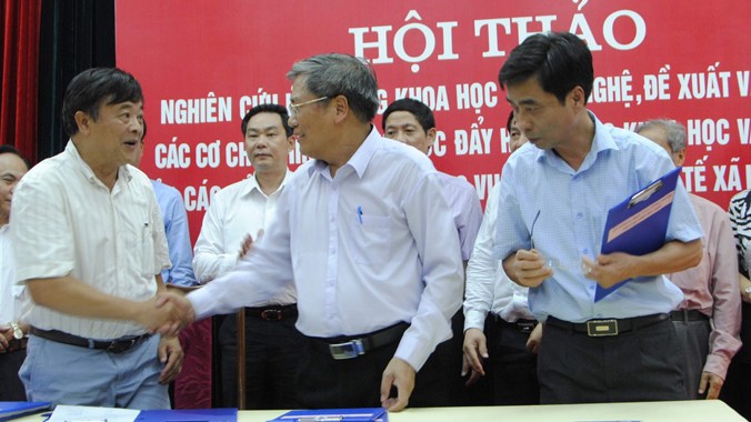 Giám đốc Sở KHCN Hà Nội Lê Xuân Rao (đứng giữa hàng đầu) ký cam kết hợp tác với 2 doanh nghiệp. Ảnh: Tuấn Minh